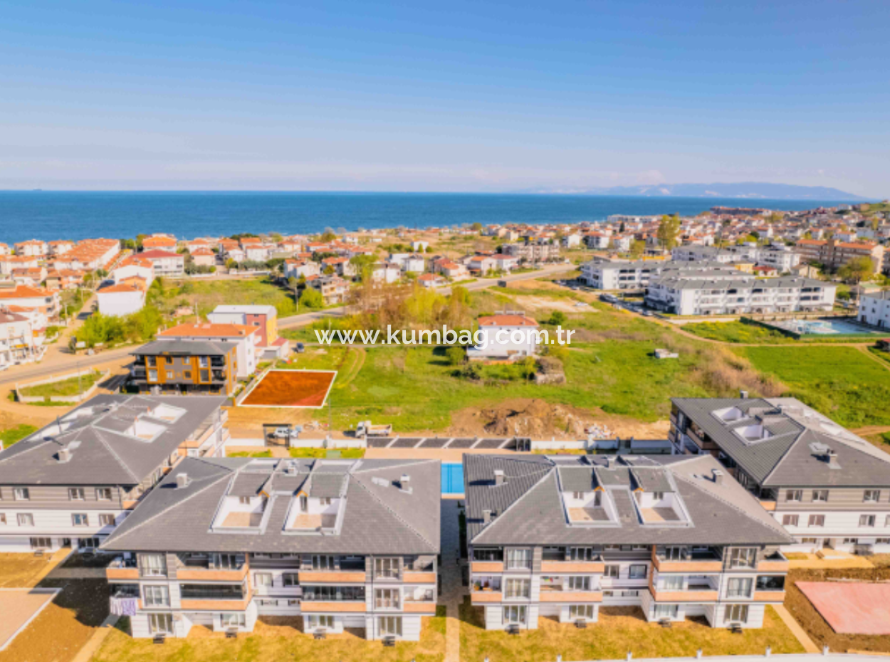 40 Mt Grundstück Zum Verkauf Auf Der Strasse Neben Den Grundstücken Mit Pools In Kumbağ