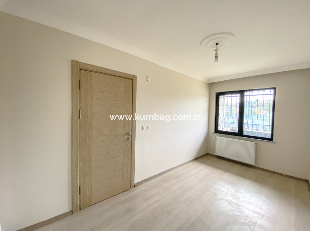 Kumbağ Mah. Ana Caddeye Yakin Ayri Mutfakli Bahçeli Yaz-Kiş Kiralik 2+1 Daire