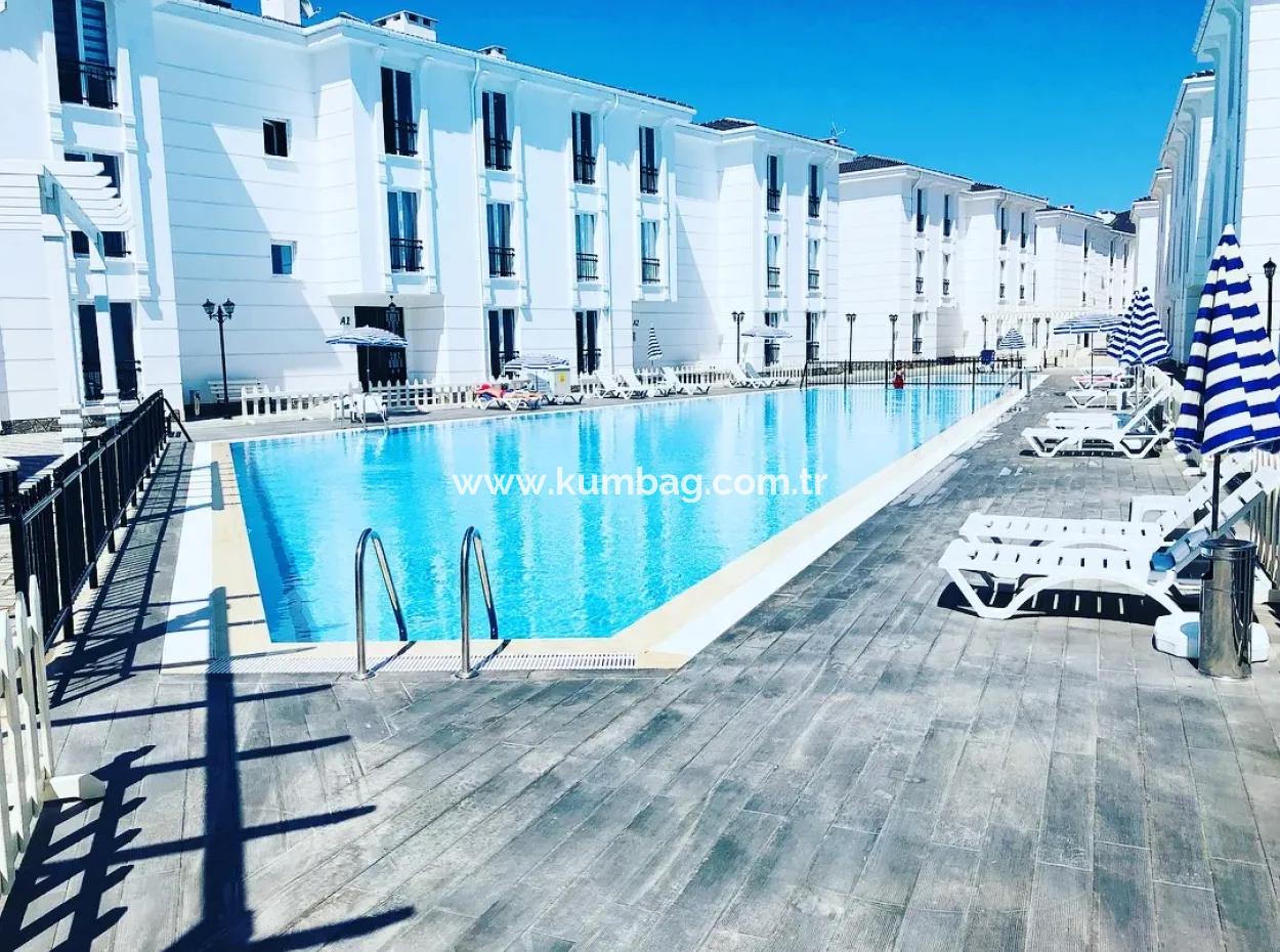 Zu Verkaufen In Einem Komplex Mit Garten Und Pool Am Meer In Kumbağ 2 1