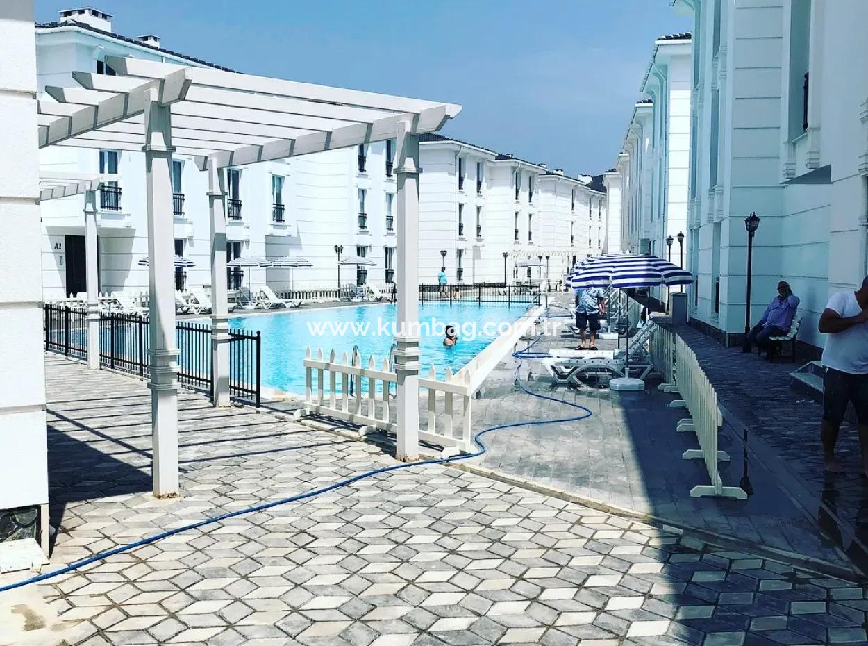 Zu Verkaufen In Einem Komplex Mit Garten Und Pool Am Meer In Kumbağ 2 1