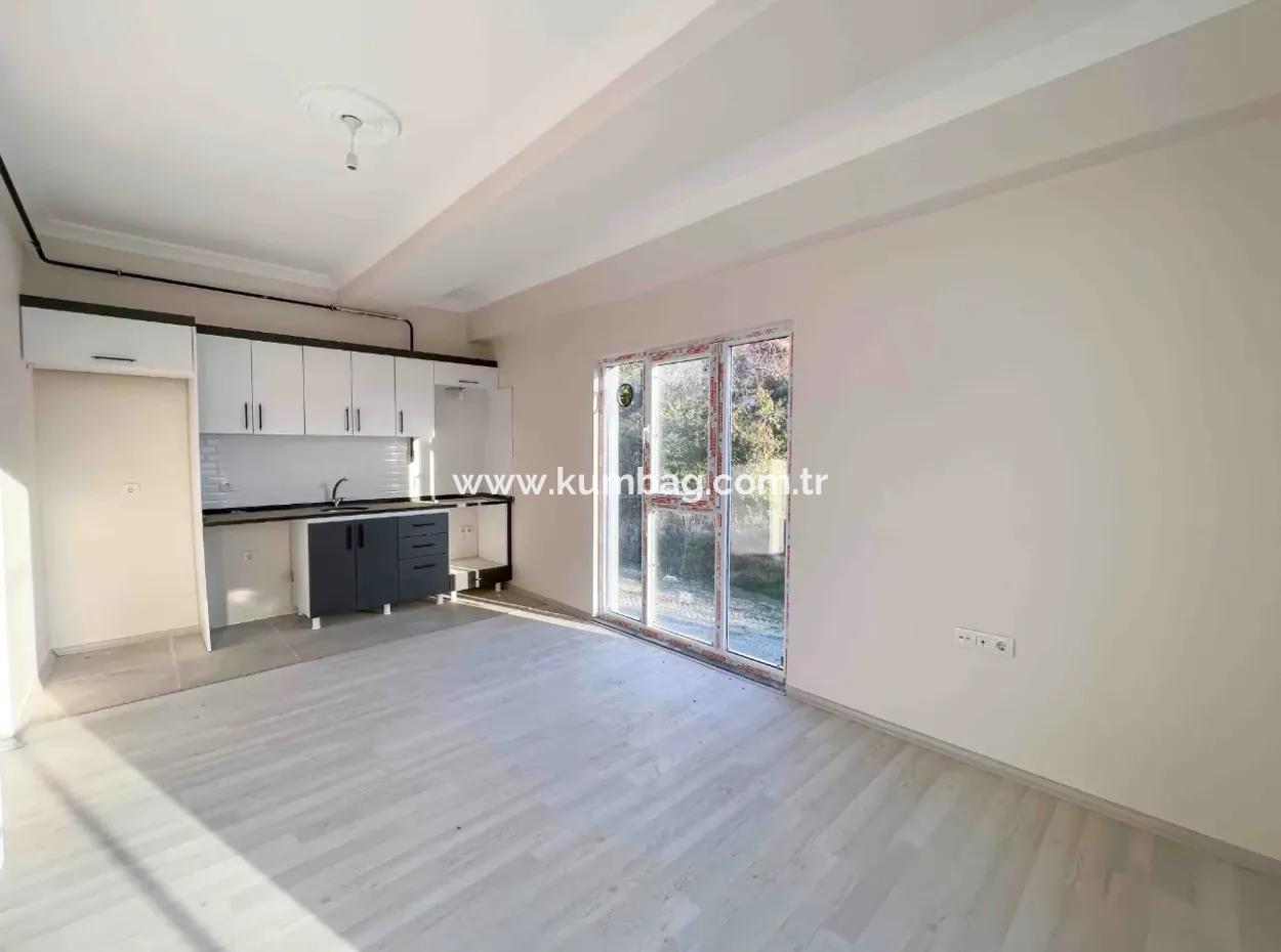 Neu Zu Verkaufen In Einem Komplex Auf Der Strasse In Kumbağ 2 1 Wohnung