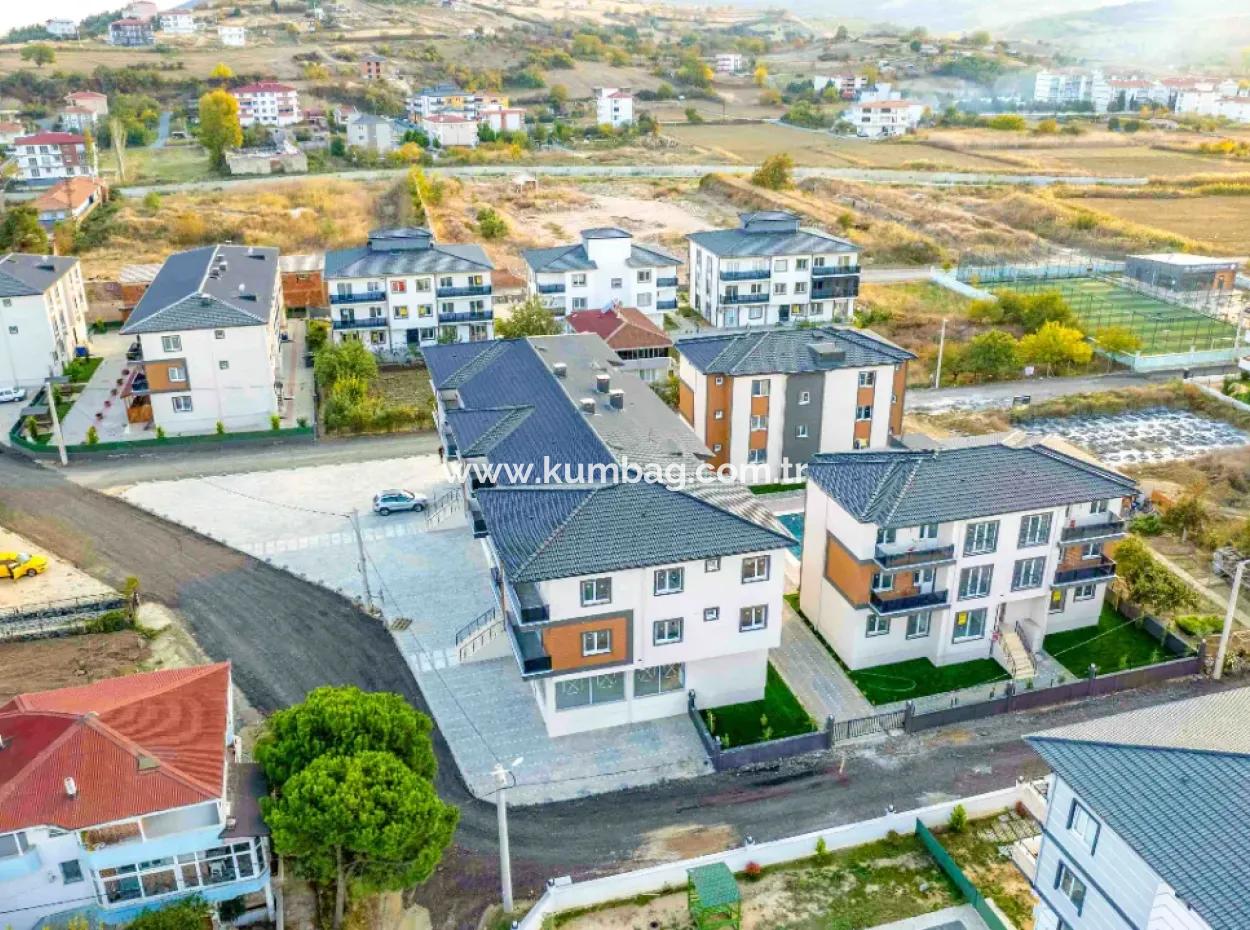 Geschäft Zur Miete Im Entwicklungsgebiet In Kumbağ 400 M2 Von Der Strasse Aus Sichtbar