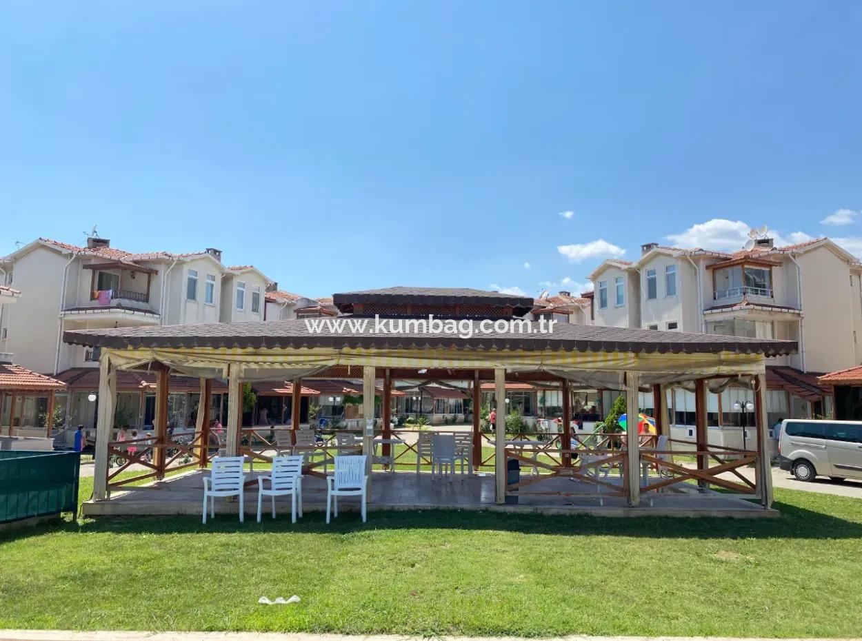 Triplex Villa Zum Verkauf In Einem Komplex Mit 50 Mt Pool In Kumbağ Deniz