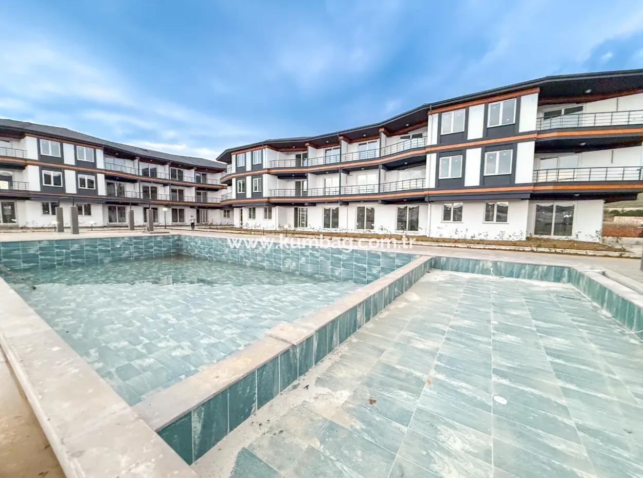 Luxus 1 1 Wohnungen In Der Nähe Des Meeres Und Der Strasse Im Kumbağ Pool Complex