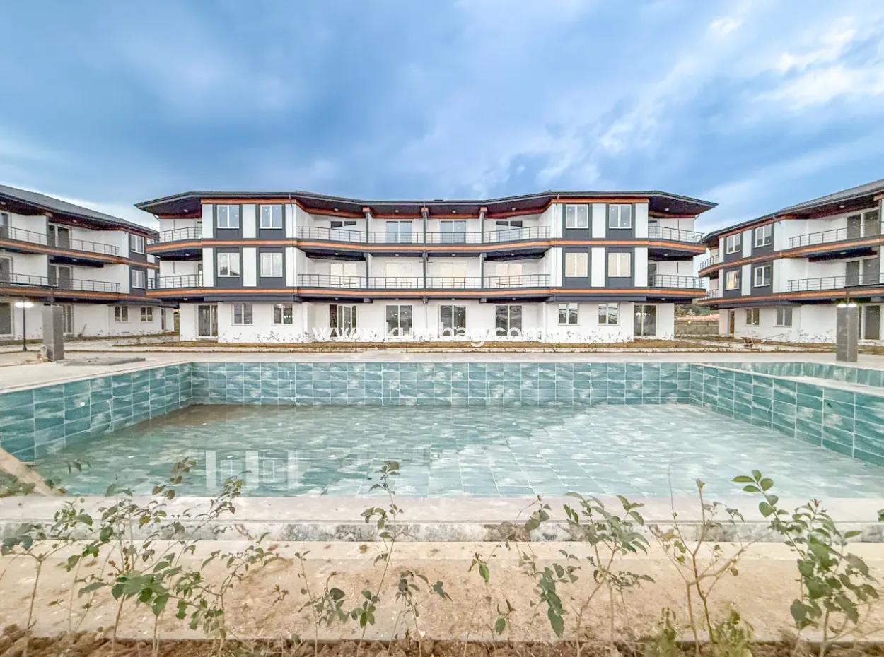 Luxus 1 1 Wohnungen In Der Nähe Des Meeres Und Der Strasse Im Kumbağ Pool Complex