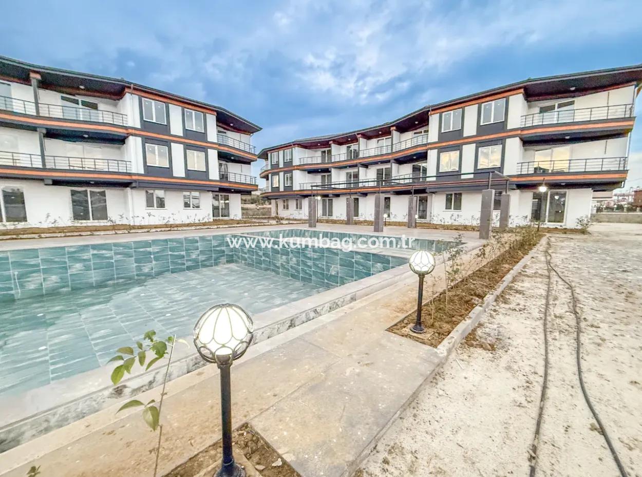 Luxus 1 1 Wohnungen In Der Nähe Des Meeres Und Der Strasse Im Kumbağ Pool Complex