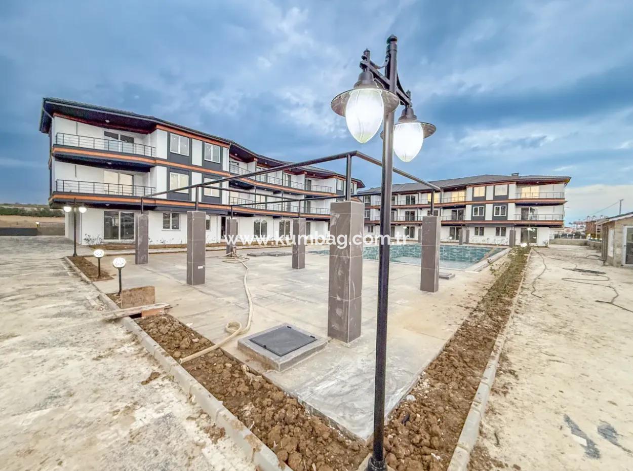 Luxus 1 1 Wohnungen In Der Nähe Des Meeres Und Der Strasse Im Kumbağ Pool Complex
