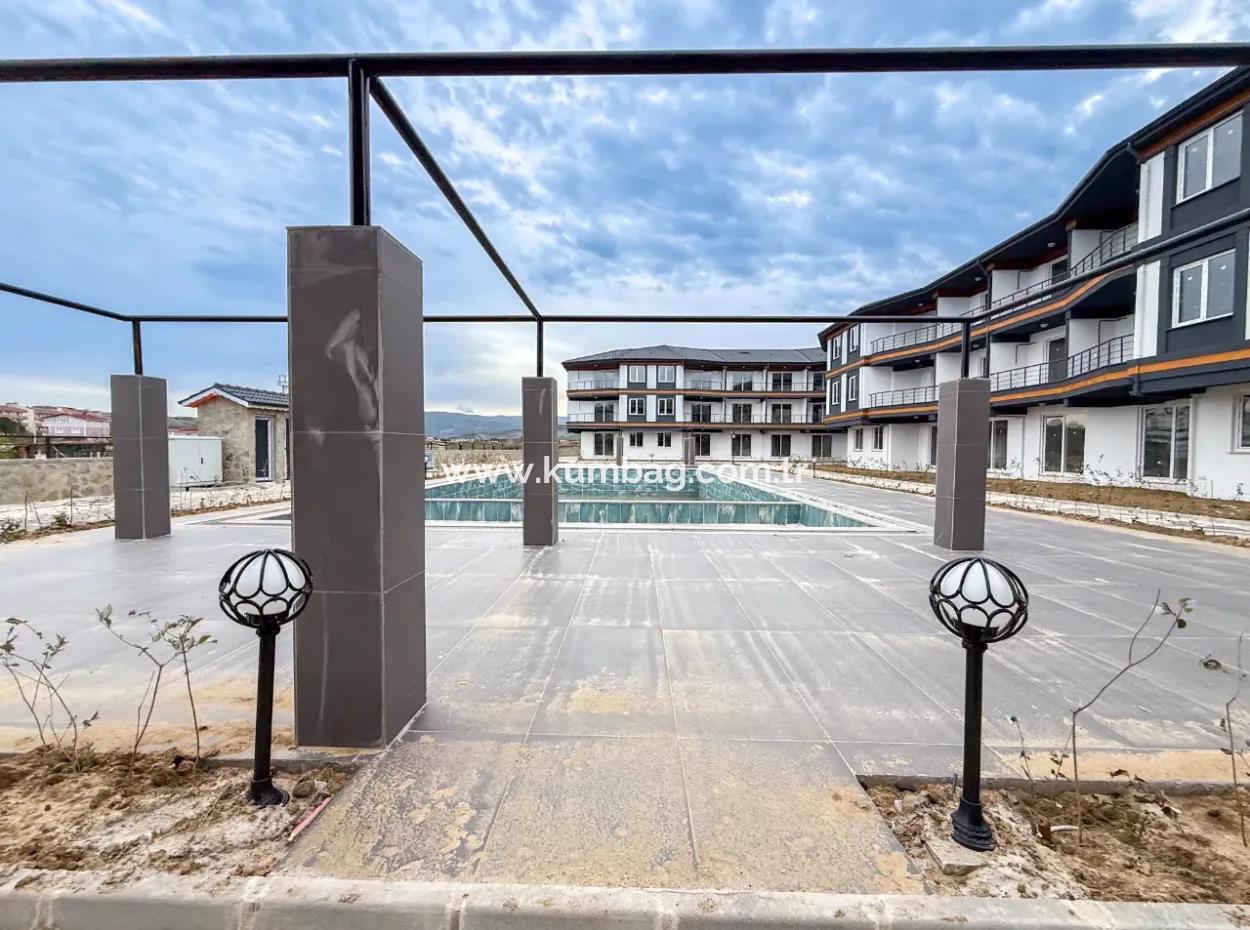 Luxus 1 1 Wohnungen In Der Nähe Des Meeres Und Der Strasse Im Kumbağ Pool Complex