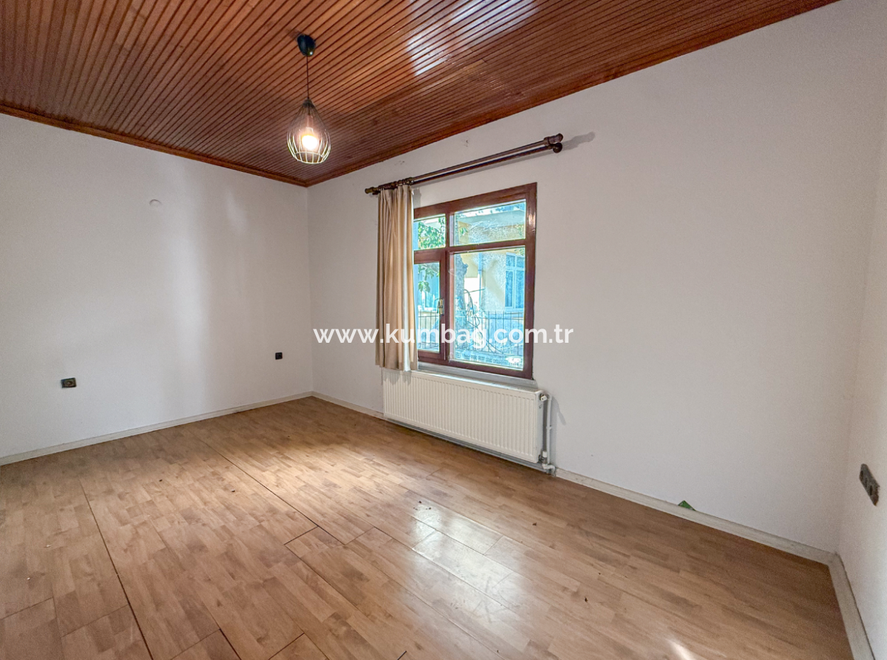 3 1 Villen Und 300 M2 Zoniertes Grundstück Zum Verkauf Im Zentrum Von Kumbağ