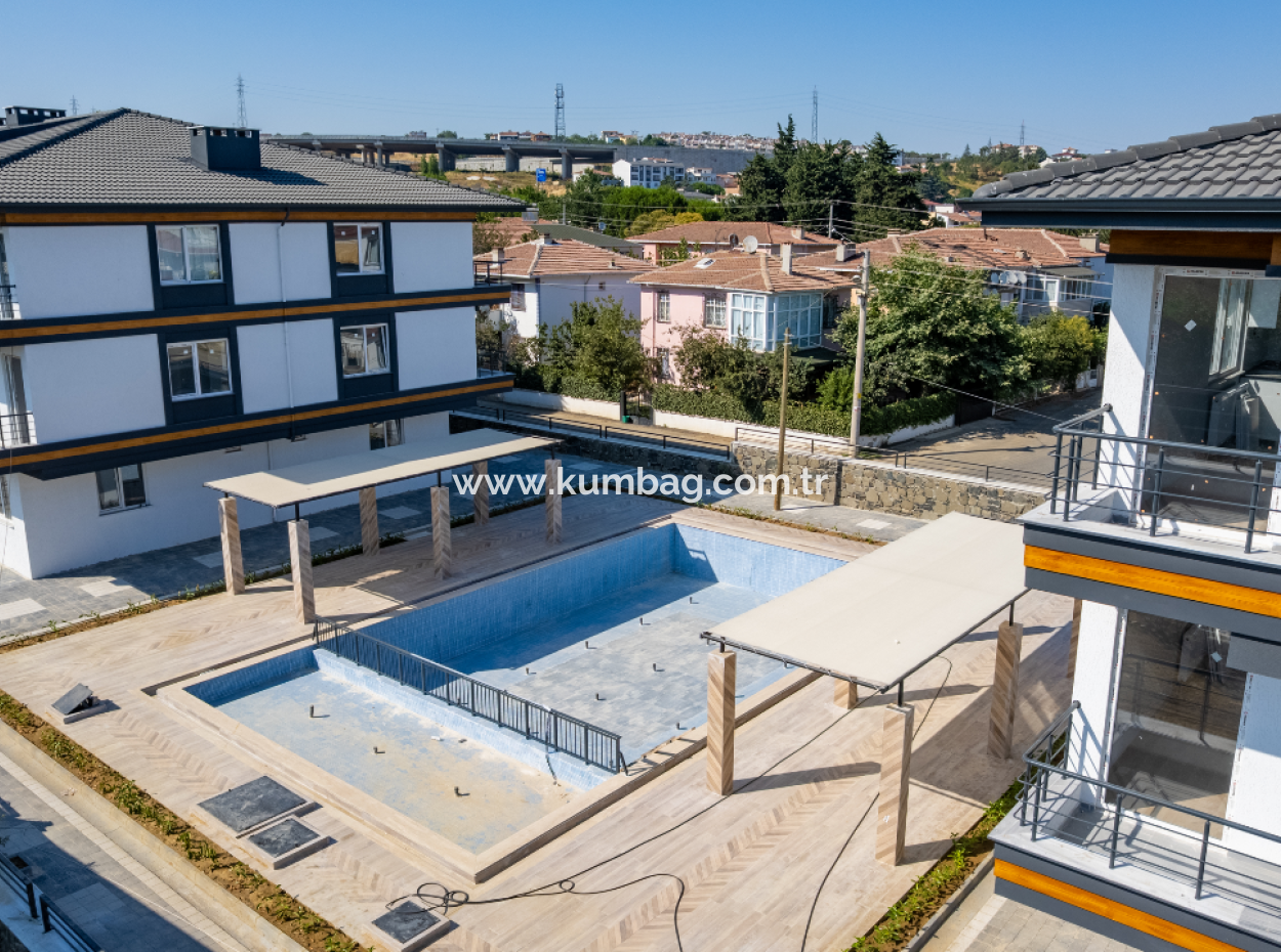 Luxus 2 1 Wohnungen Zum Verkauf In Kumbag Sea Side Komplex Mit Pool
