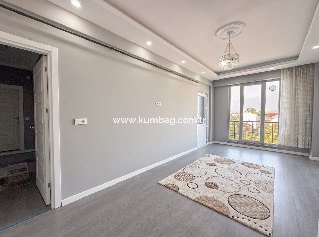 Grosse Und Geräumige 2 1 Wohnung Zum Verkauf An Der Hauptstrasse In Kumbağ