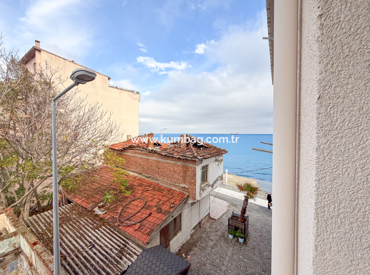 1 1 Miete Mit Doppelbalkon In Einem Gebäude Direkt Am Meer An Der Kumbağ-Promenade