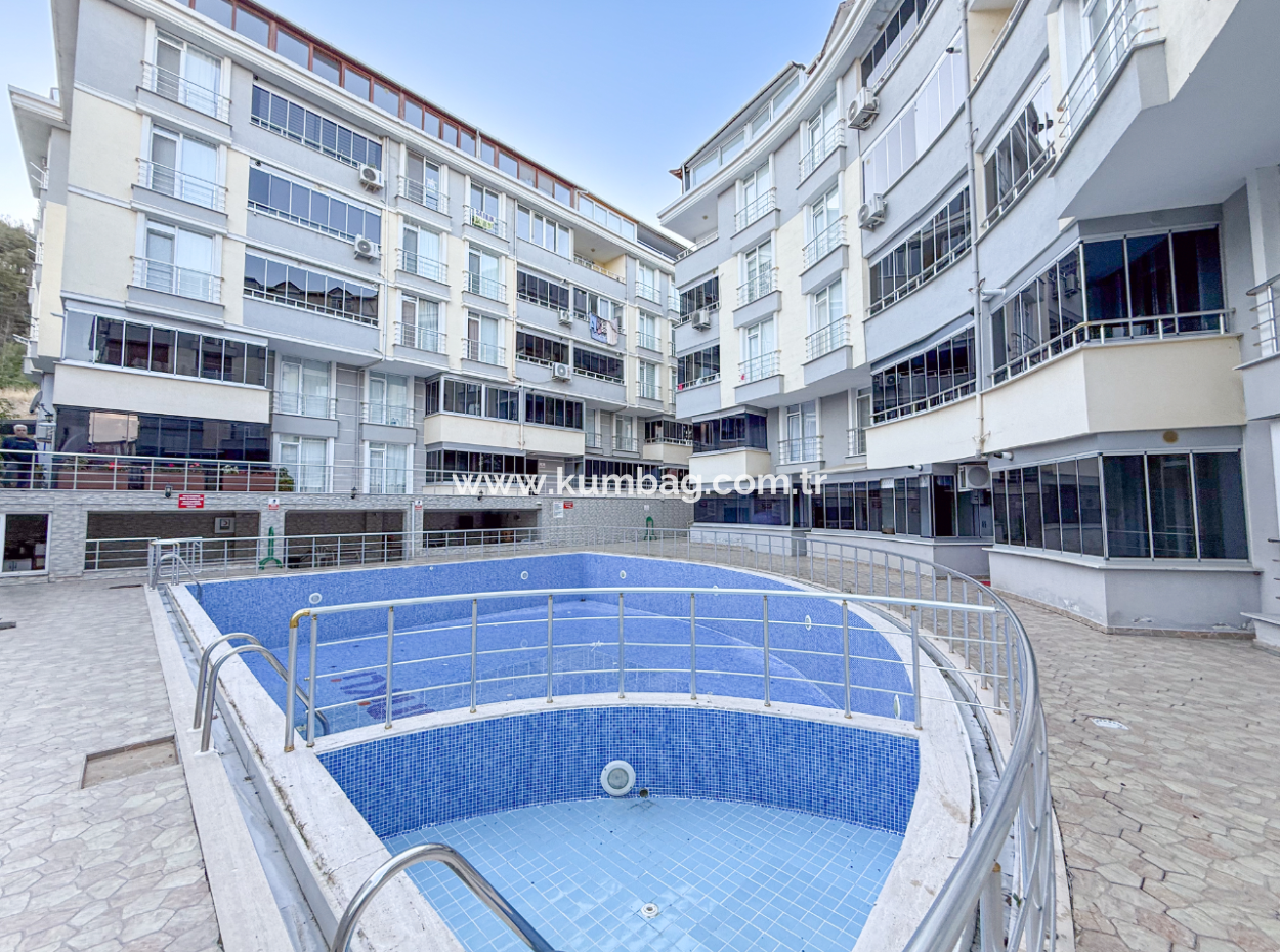 Grosse Und Geräumige 2 1 Wohnung Zum Verkauf In Einem Komplex Mit Pool In Kumbağ 