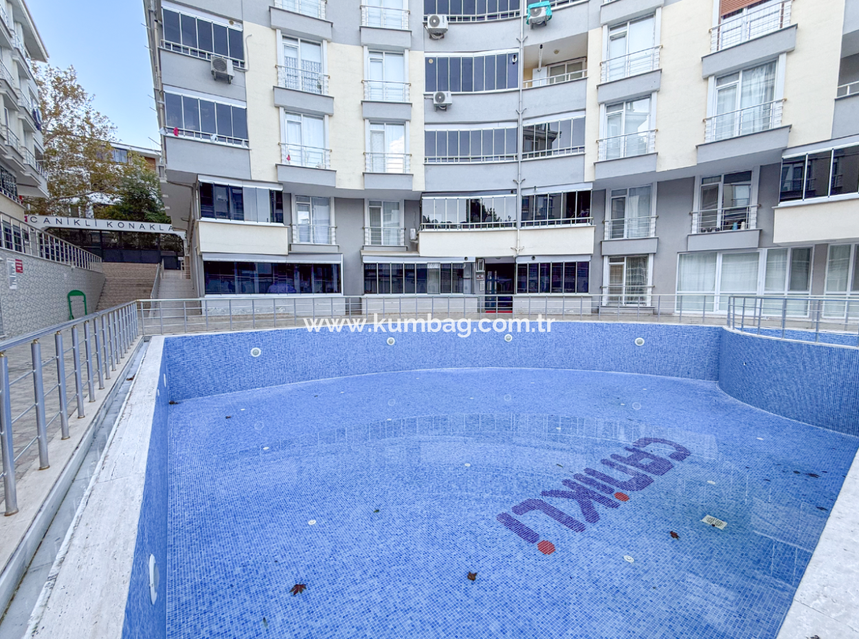 Grosse Und Geräumige 2 1 Wohnung Zum Verkauf In Einem Komplex Mit Pool In Kumbağ 