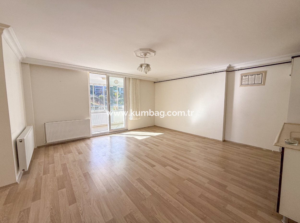 Grosse Und Geräumige 2 1 Wohnung Zum Verkauf In Einem Komplex Mit Pool In Kumbağ 