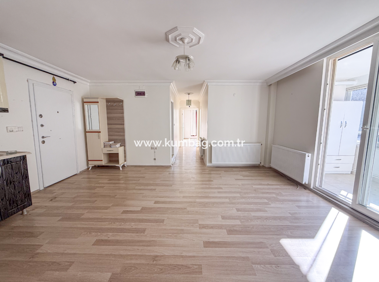 Grosse Und Geräumige 2 1 Wohnung Zum Verkauf In Einem Komplex Mit Pool In Kumbağ 