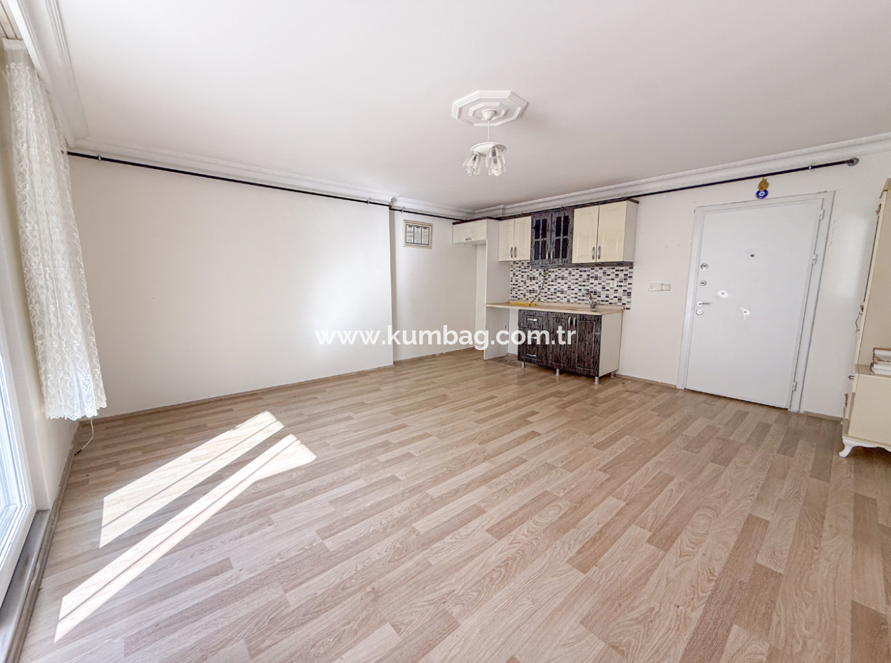 Grosse Und Geräumige 2 1 Wohnung Zum Verkauf In Einem Komplex Mit Pool In Kumbağ 