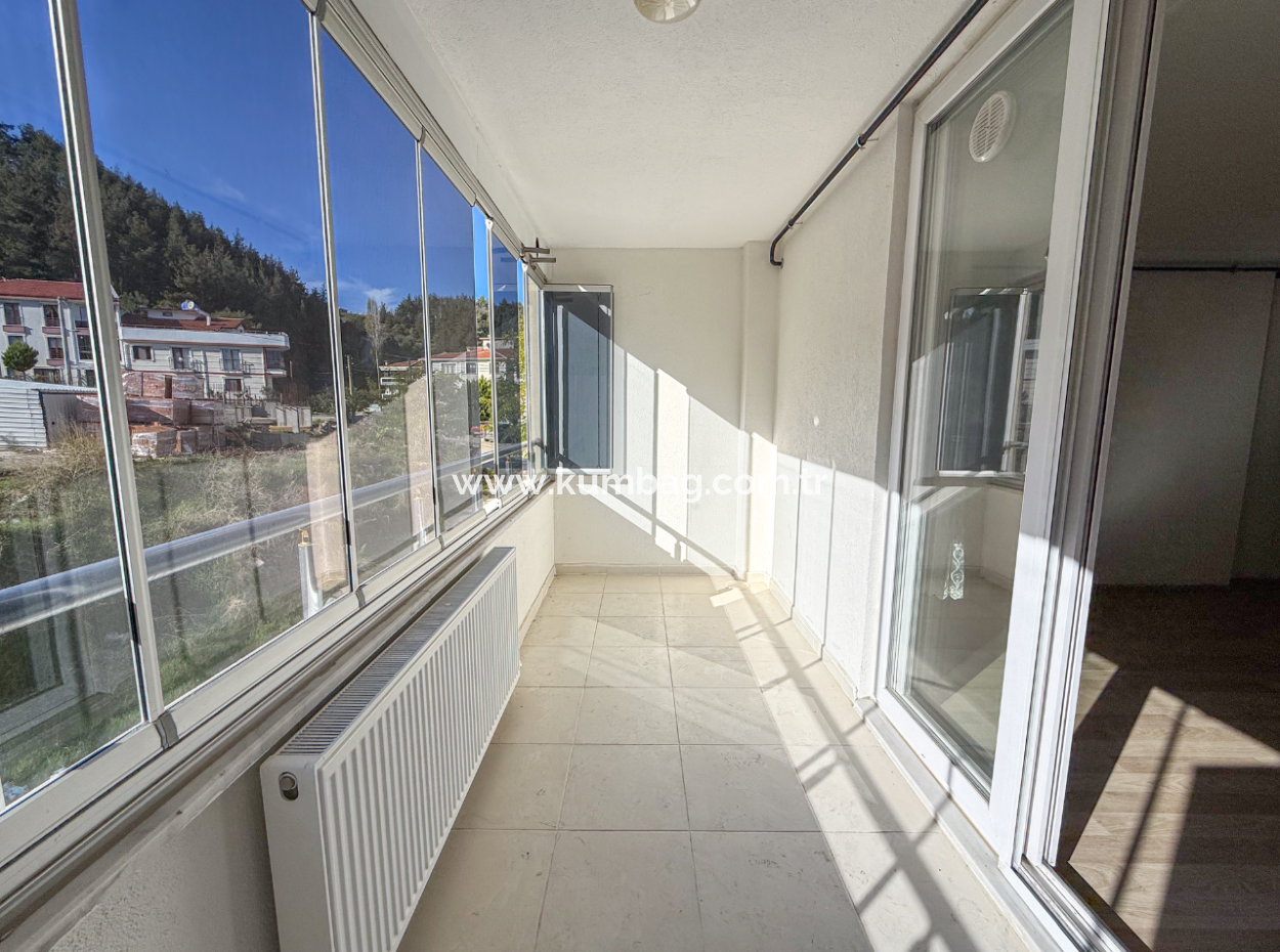 Grosse Und Geräumige 2 1 Wohnung Zum Verkauf In Einem Komplex Mit Pool In Kumbağ 