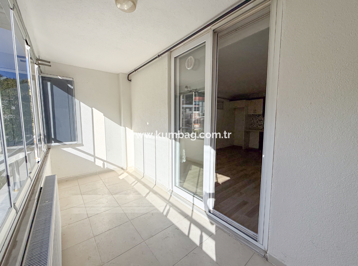 Grosse Und Geräumige 2 1 Wohnung Zum Verkauf In Einem Komplex Mit Pool In Kumbağ 