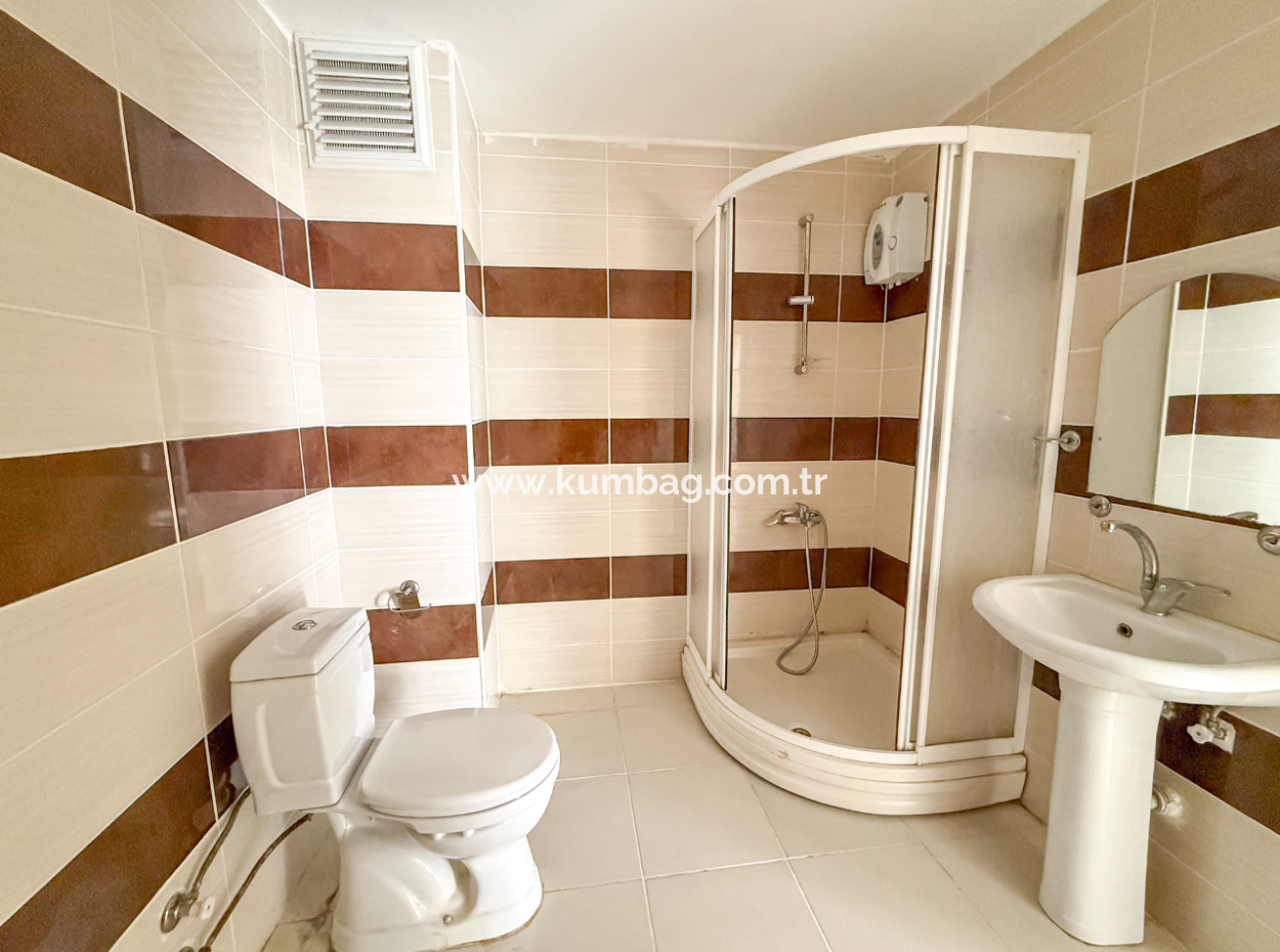 Grosse Und Geräumige 2 1 Wohnung Zum Verkauf In Einem Komplex Mit Pool In Kumbağ 