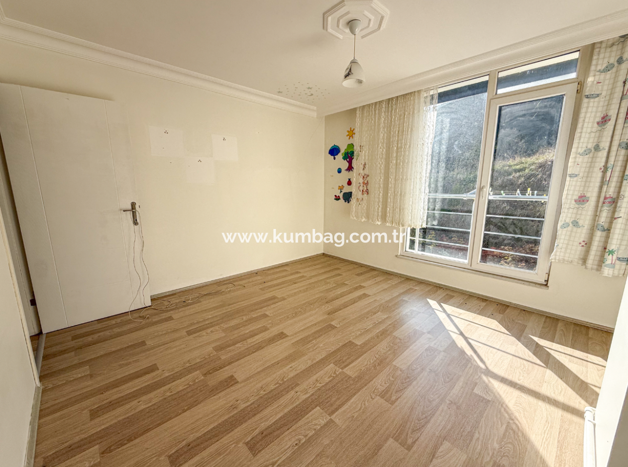 Grosse Und Geräumige 2 1 Wohnung Zum Verkauf In Einem Komplex Mit Pool In Kumbağ 