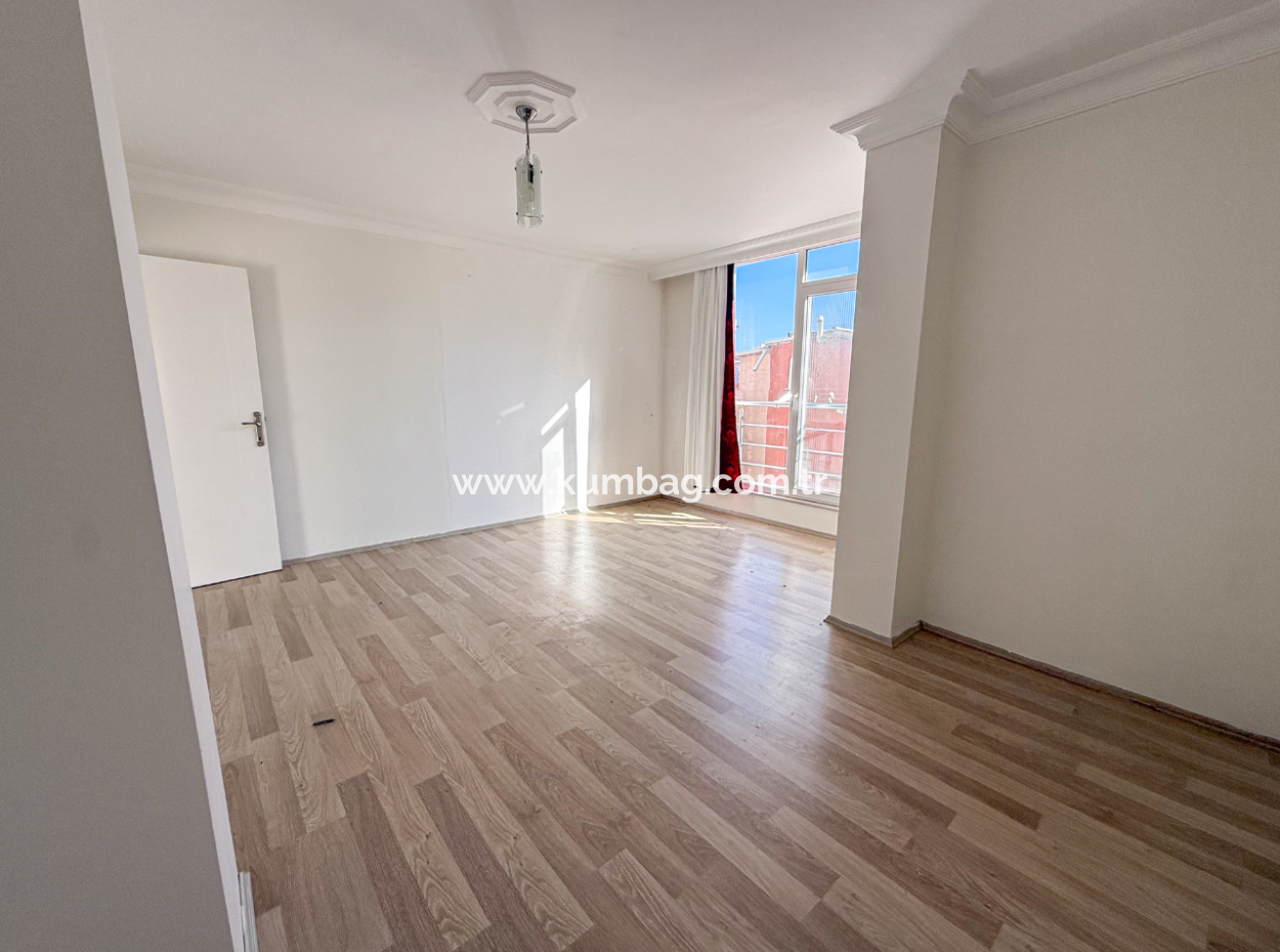 Grosse Und Geräumige 2 1 Wohnung Zum Verkauf In Einem Komplex Mit Pool In Kumbağ 