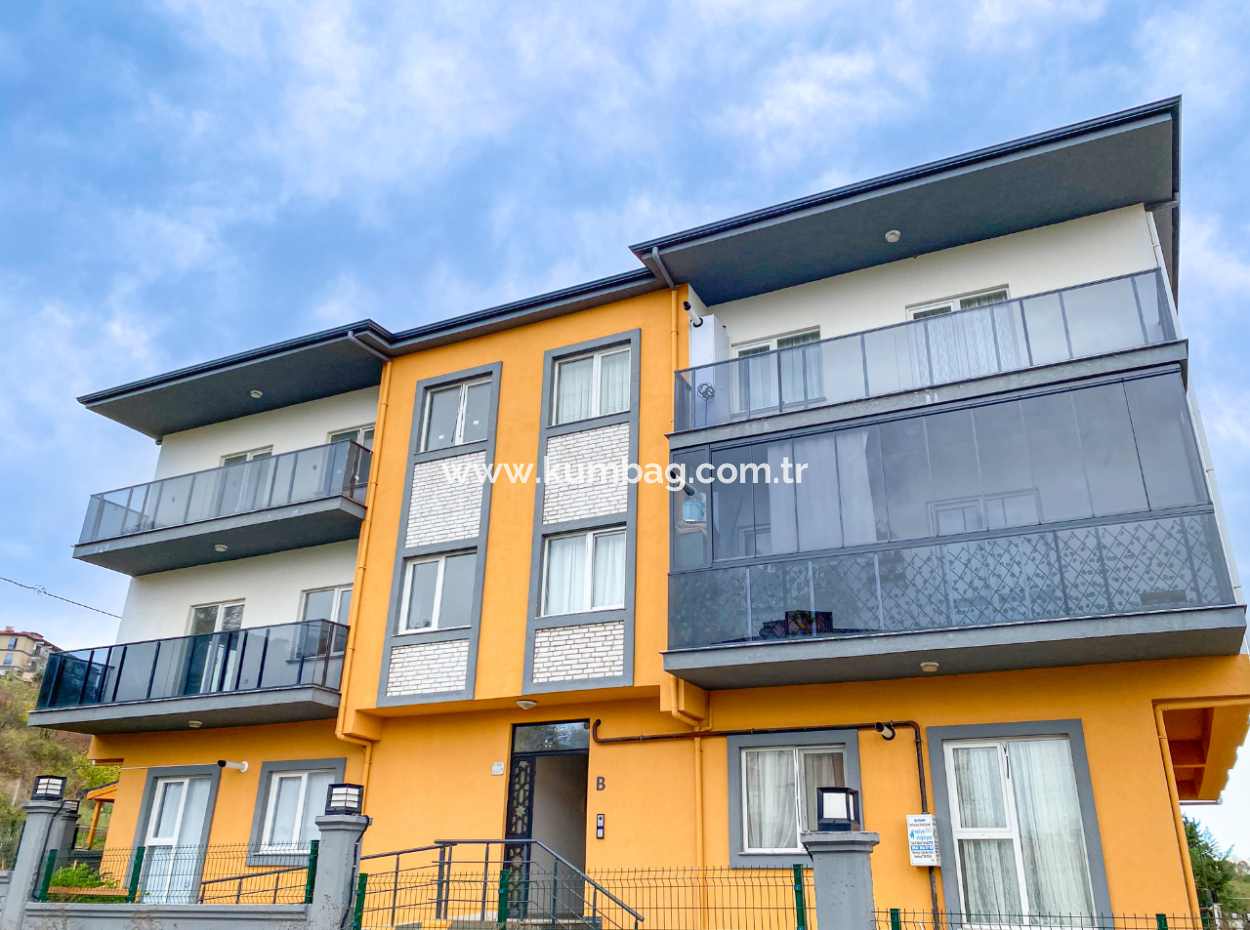 Grosses Und Geräumiges Wohngebäude-Mezzanin-Stockwerk 2 1 Wohnung Zum Verkauf Auf Einem Neuen Grundstück