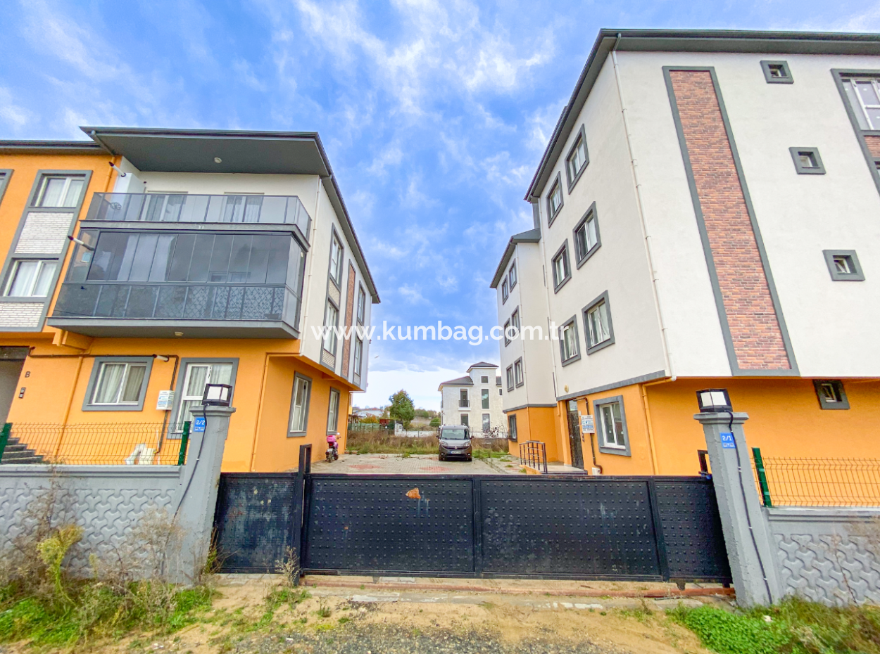 Grosses Und Geräumiges Wohngebäude-Mezzanin-Stockwerk 2 1 Wohnung Zum Verkauf Auf Einem Neuen Grundstück