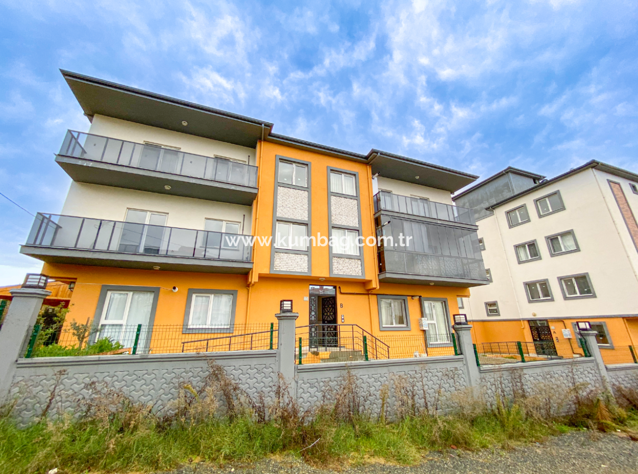 Grosses Und Geräumiges Wohngebäude-Mezzanin-Stockwerk 2 1 Wohnung Zum Verkauf Auf Einem Neuen Grundstück