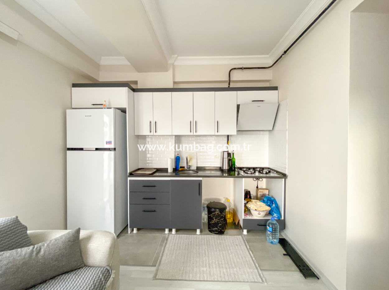 Grosses Und Geräumiges Wohngebäude-Mezzanin-Stockwerk 2 1 Wohnung Zum Verkauf Auf Einem Neuen Grundstück