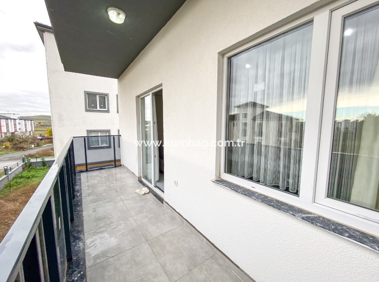 Grosses Und Geräumiges Wohngebäude-Mezzanin-Stockwerk 2 1 Wohnung Zum Verkauf Auf Einem Neuen Grundstück