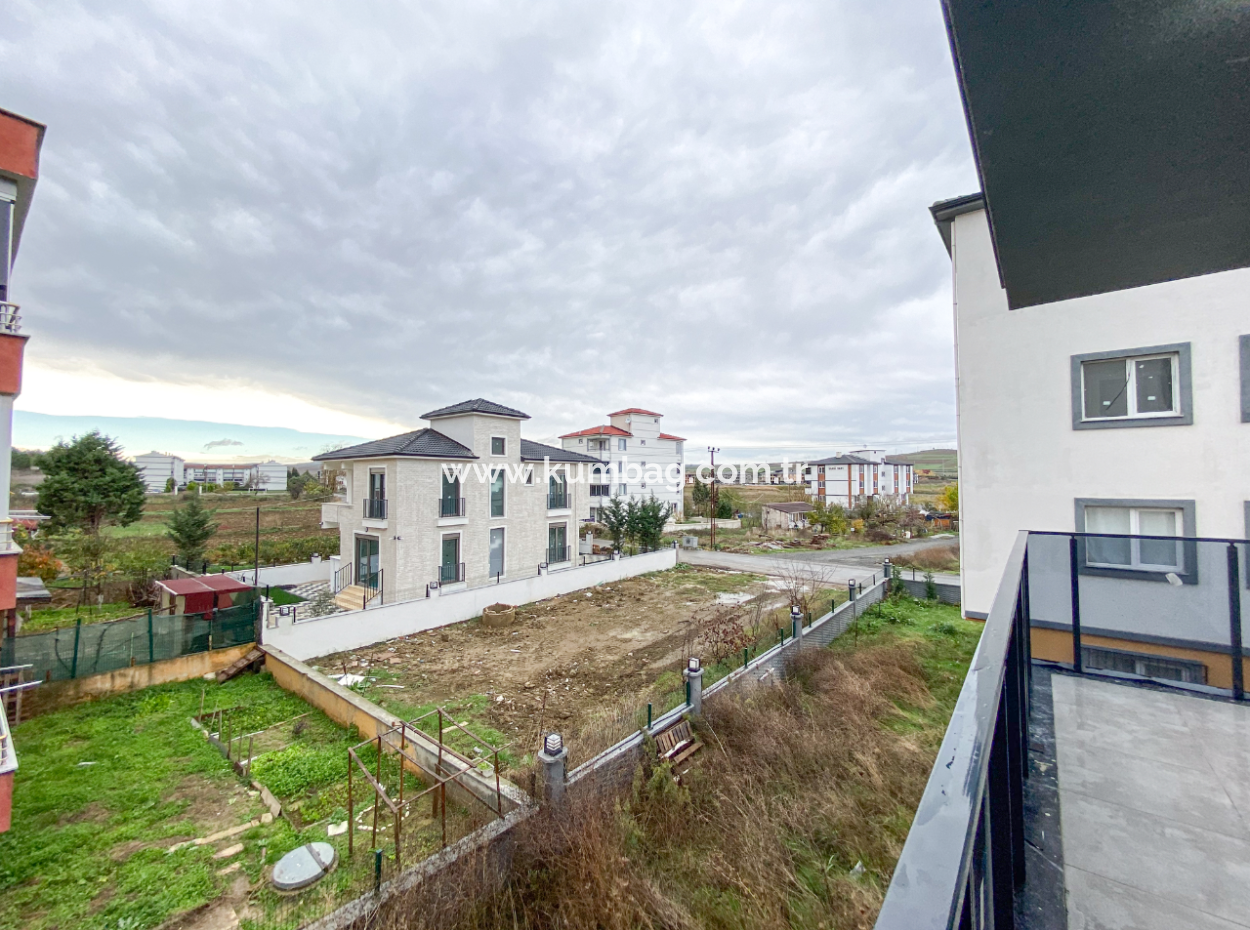 Grosses Und Geräumiges Wohngebäude-Mezzanin-Stockwerk 2 1 Wohnung Zum Verkauf Auf Einem Neuen Grundstück