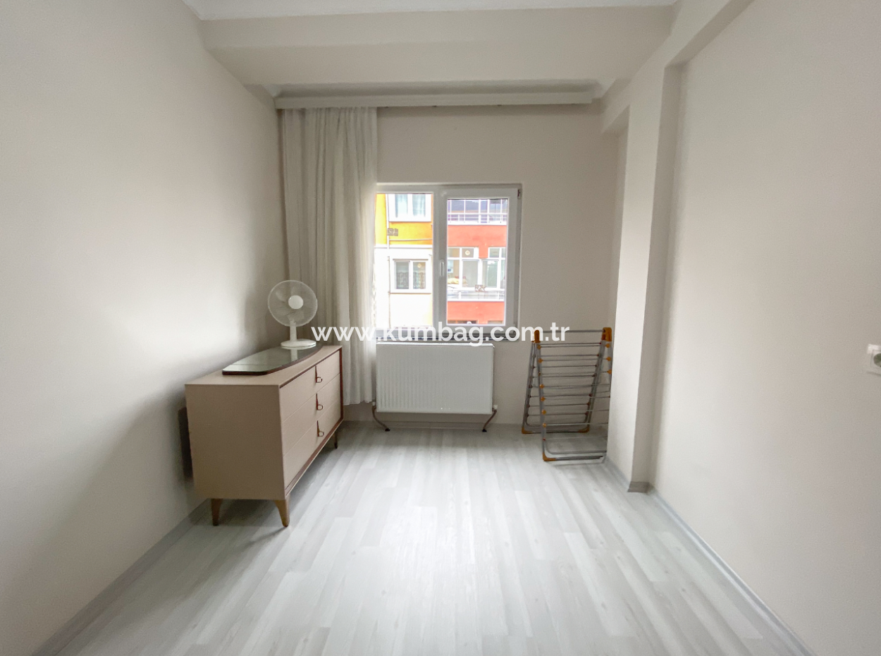 Grosses Und Geräumiges Wohngebäude-Mezzanin-Stockwerk 2 1 Wohnung Zum Verkauf Auf Einem Neuen Grundstück