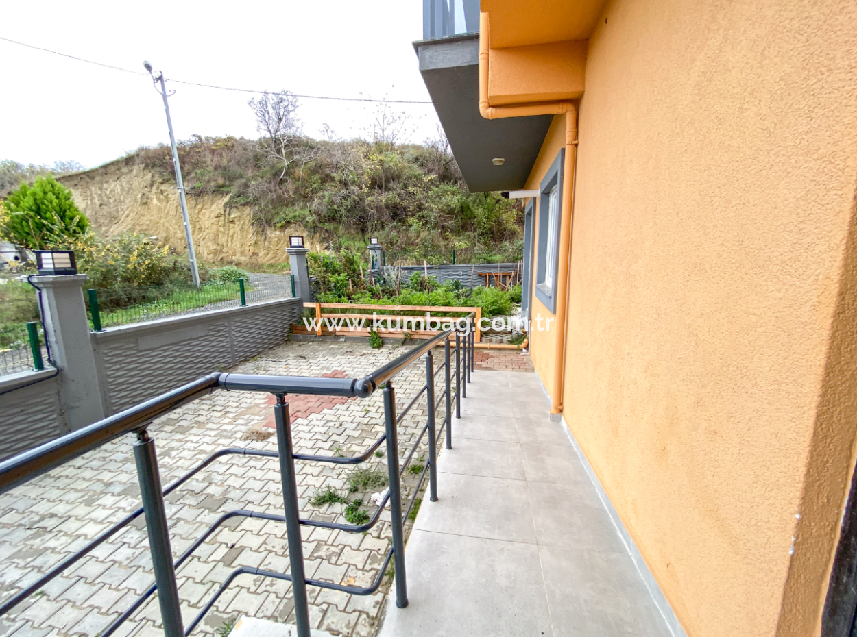 Grosses Und Geräumiges Wohngebäude-Mezzanin-Stockwerk 2 1 Wohnung Zum Verkauf Auf Einem Neuen Grundstück