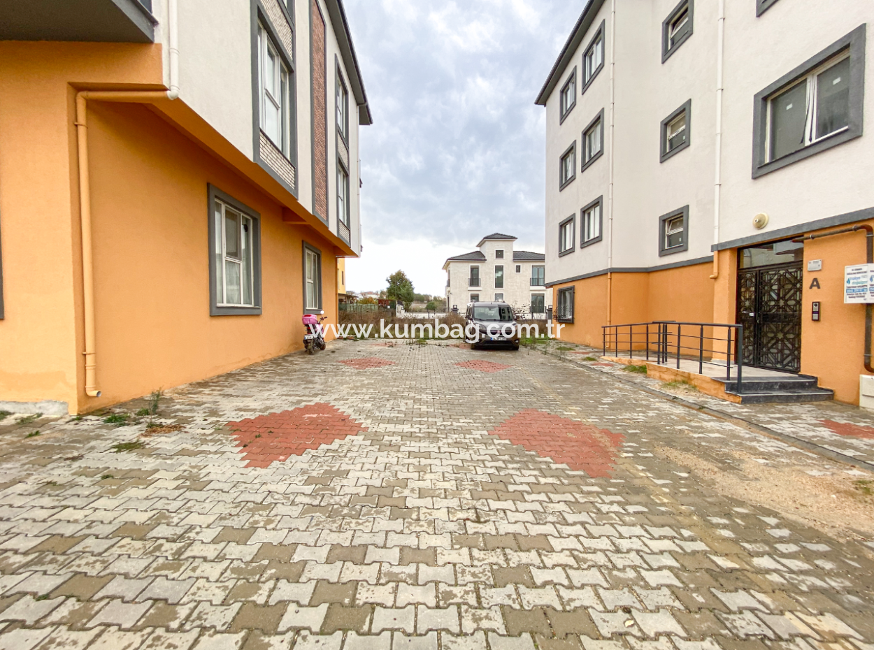 Grosses Und Geräumiges Wohngebäude-Mezzanin-Stockwerk 2 1 Wohnung Zum Verkauf Auf Einem Neuen Grundstück