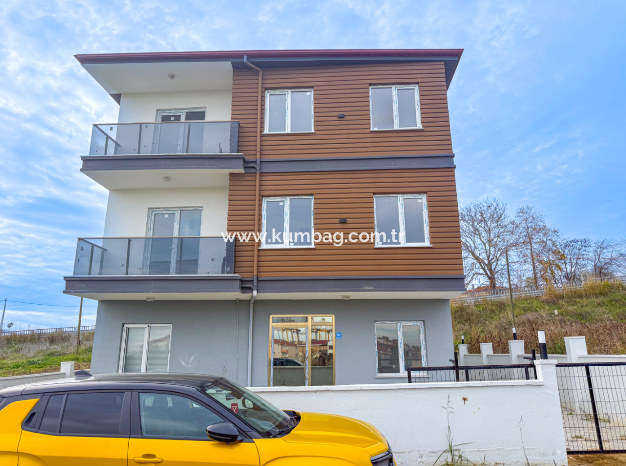 1 1 Wohnung Mit Garten In Einem Neuen Gebäude Auf Der Strandseite Der Strasse In Kumbağ