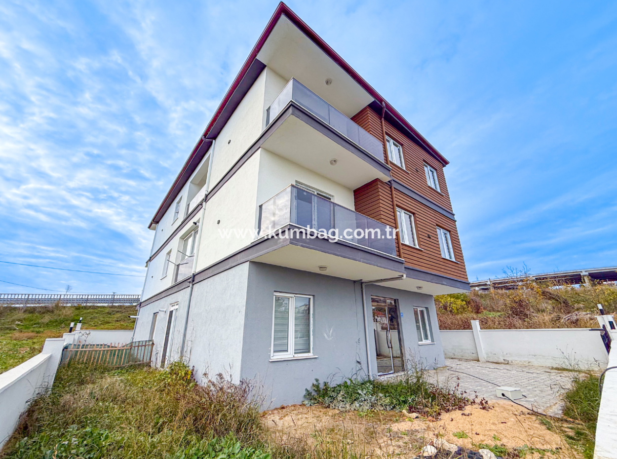 1 1 Wohnung Mit Garten In Einem Neuen Gebäude Auf Der Strandseite Der Strasse In Kumbağ