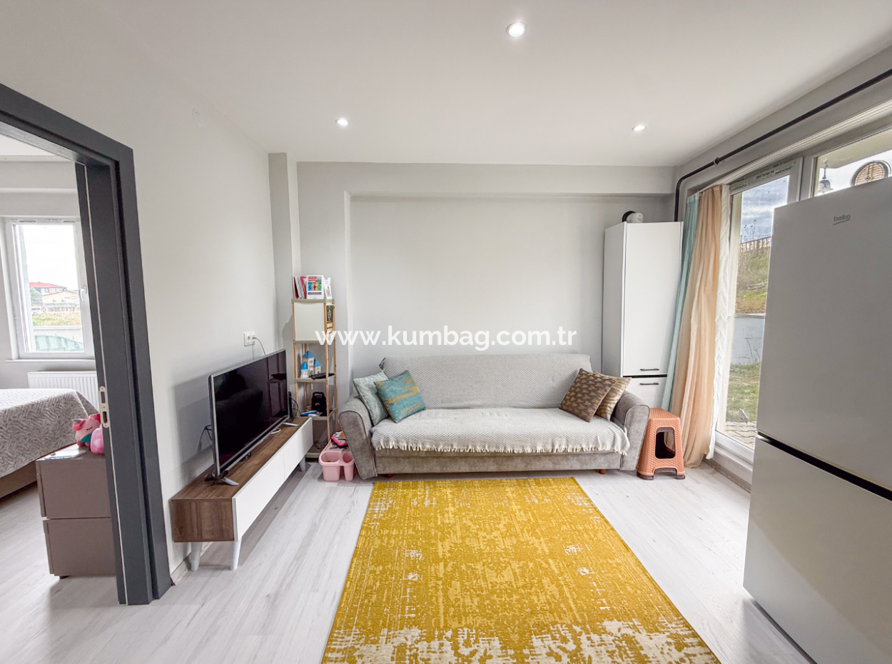 1 1 Wohnung Mit Garten In Einem Neuen Gebäude Auf Der Strandseite Der Strasse In Kumbağ