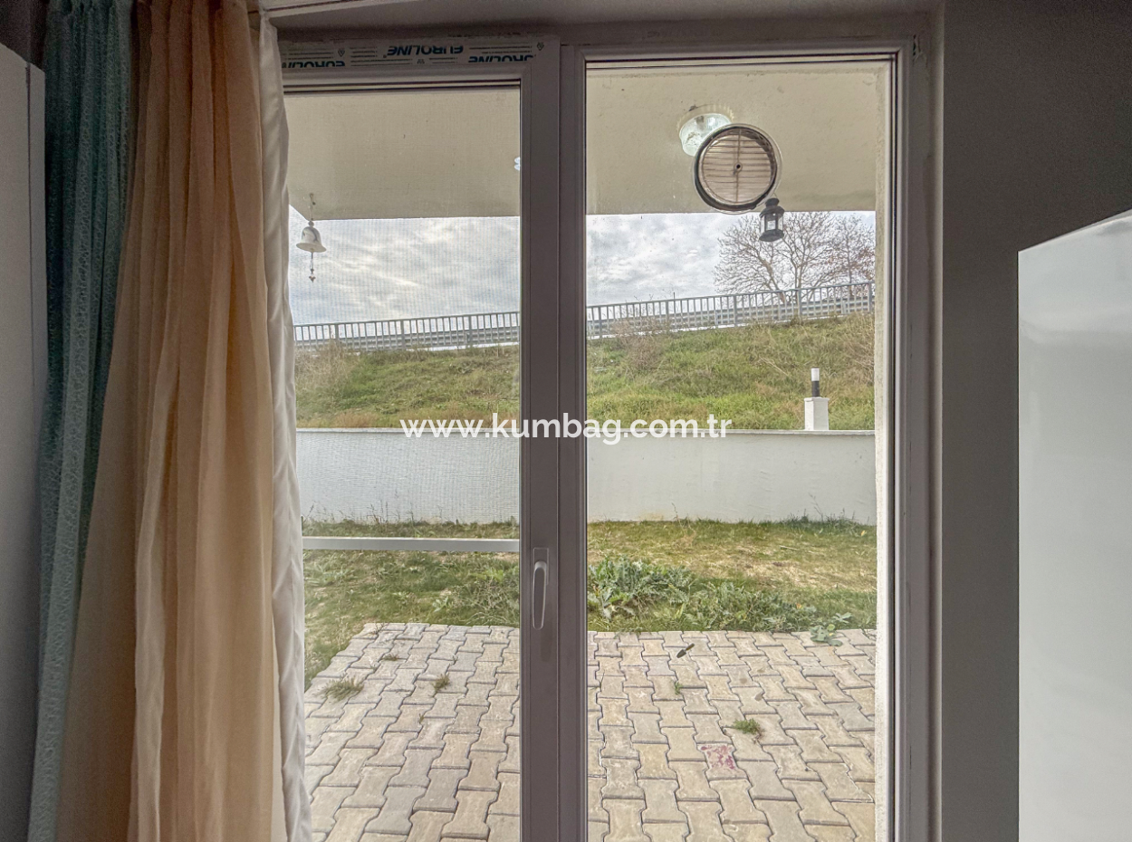 1 1 Wohnung Mit Garten In Einem Neuen Gebäude Auf Der Strandseite Der Strasse In Kumbağ