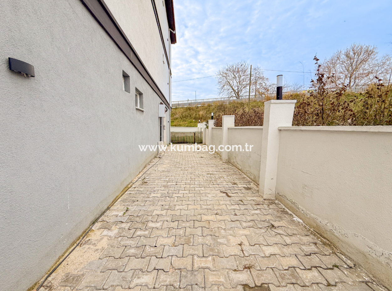 1 1 Wohnung Mit Garten In Einem Neuen Gebäude Auf Der Strandseite Der Strasse In Kumbağ