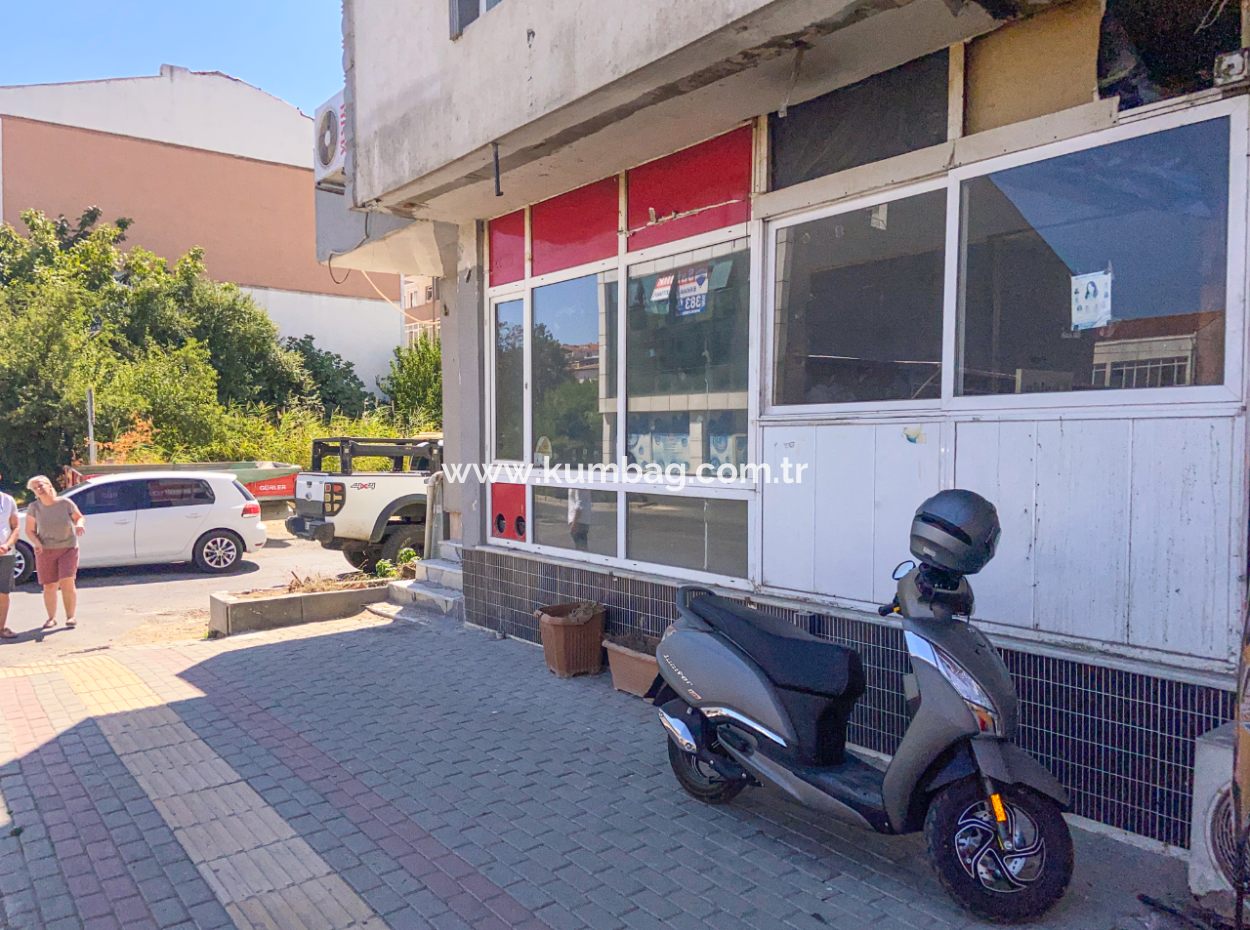 Kaufen Sie In Der Verkehrsreichsten Strasse Des Altinova-Viertels Ein