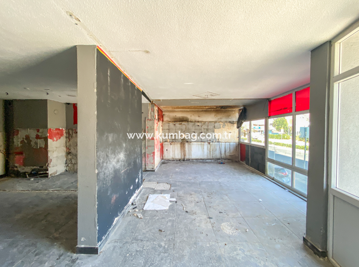 Kaufen Sie In Der Verkehrsreichsten Strasse Des Altinova-Viertels Ein