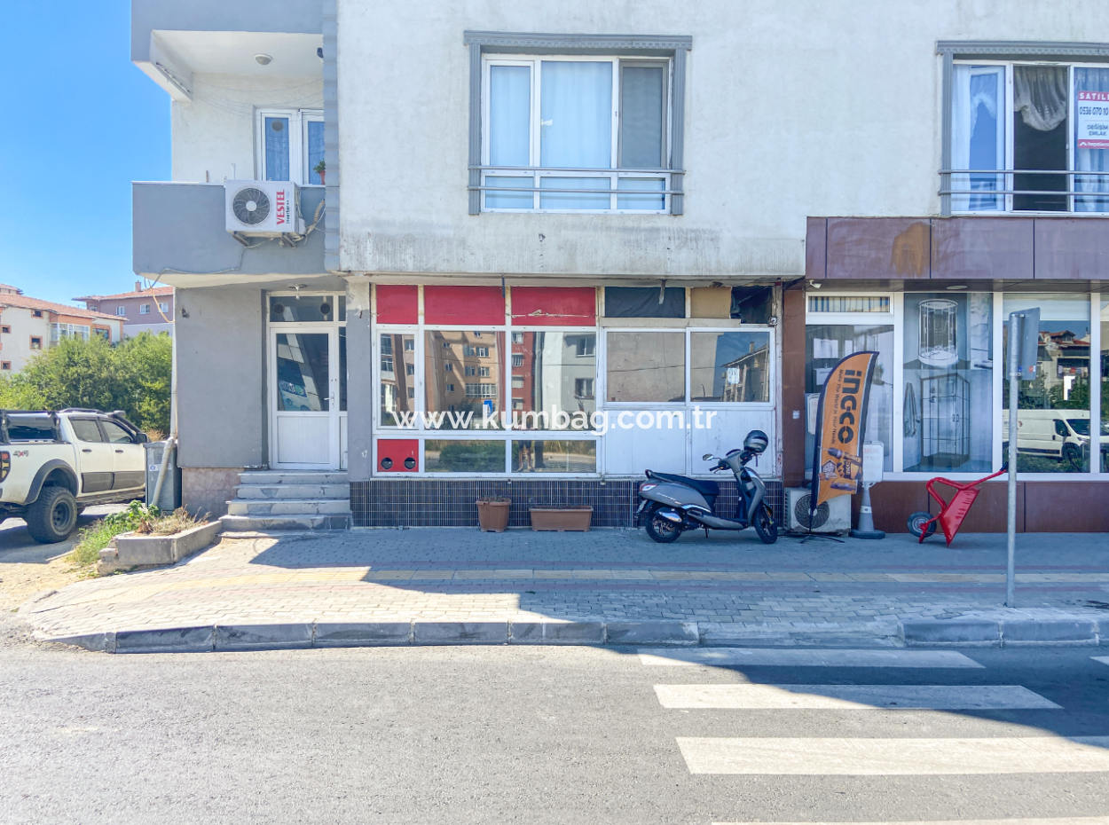 Kaufen Sie In Der Verkehrsreichsten Strasse Des Altinova-Viertels Ein