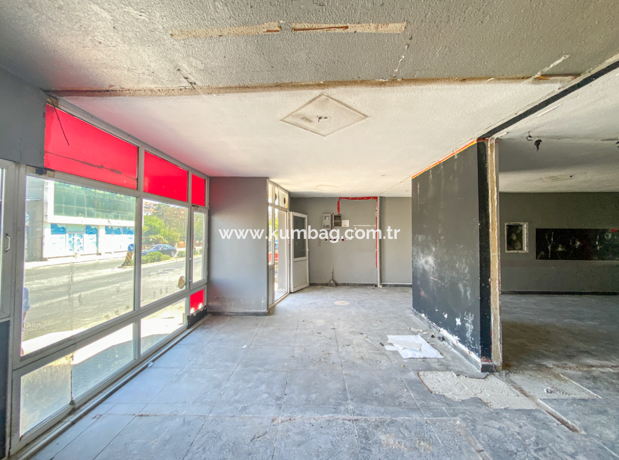 Kaufen Sie In Der Verkehrsreichsten Strasse Des Altinova-Viertels Ein