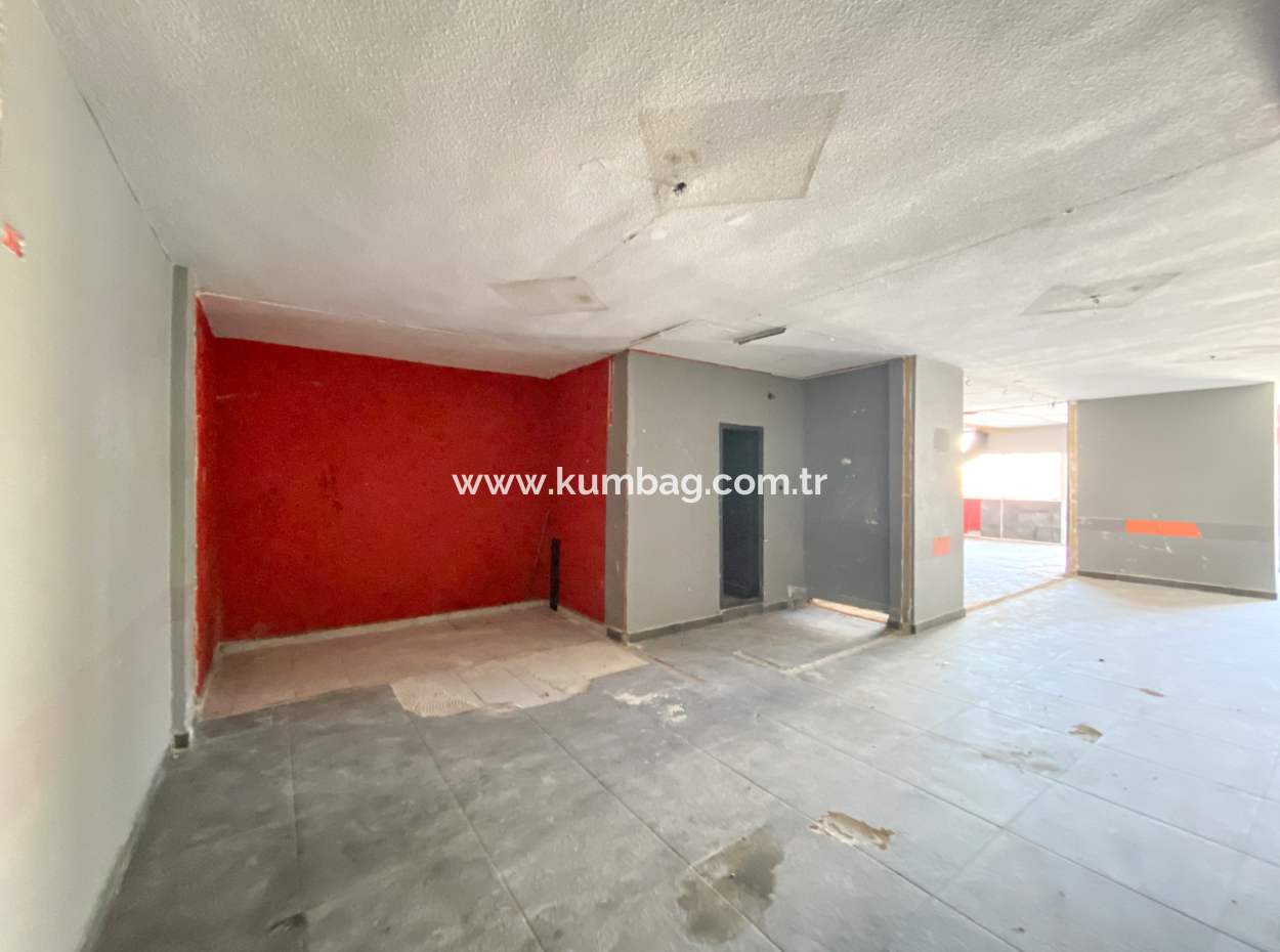 Kaufen Sie In Der Verkehrsreichsten Strasse Des Altinova-Viertels Ein