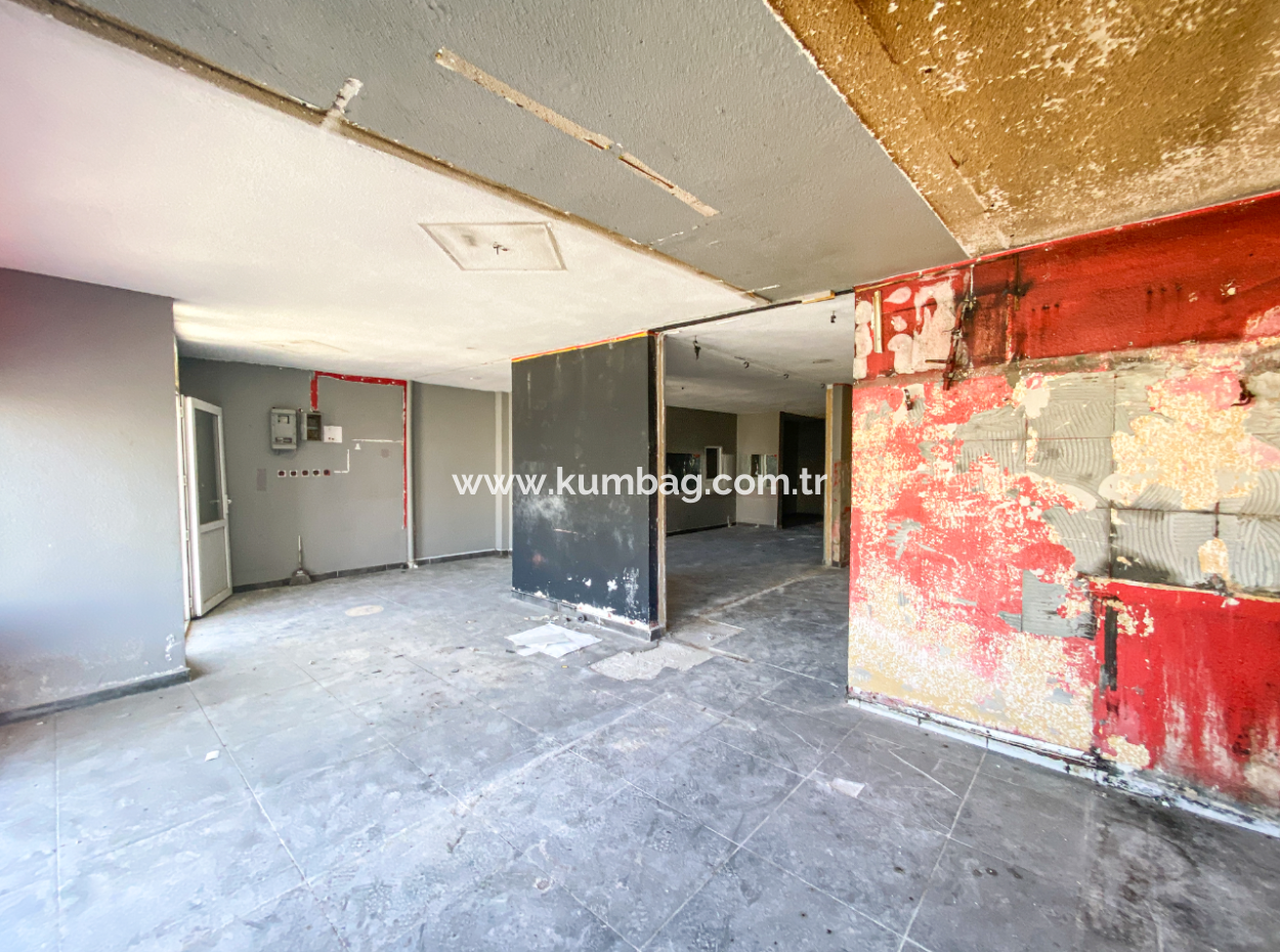 Kaufen Sie In Der Verkehrsreichsten Strasse Des Altinova-Viertels Ein