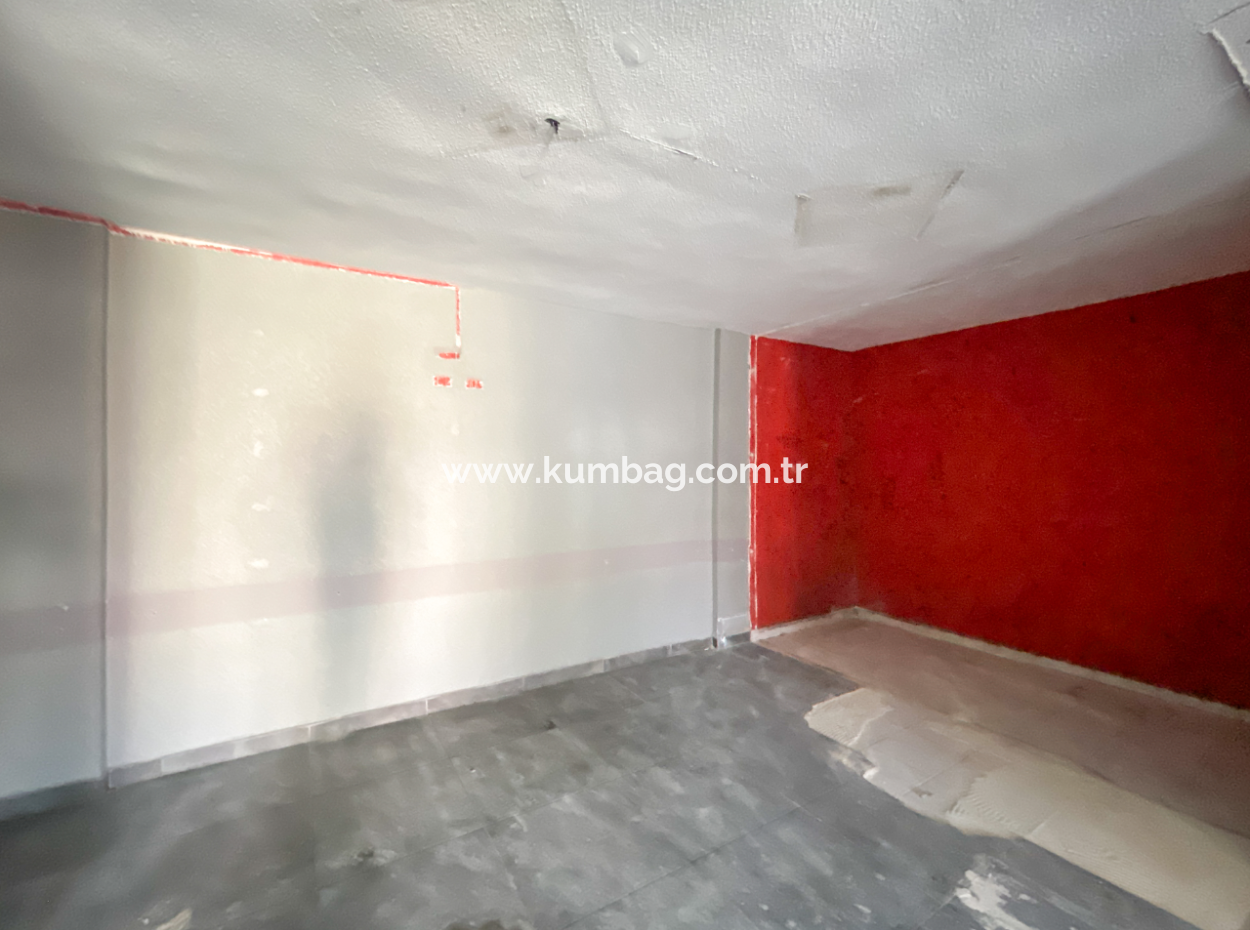 Kaufen Sie In Der Verkehrsreichsten Strasse Des Altinova-Viertels Ein