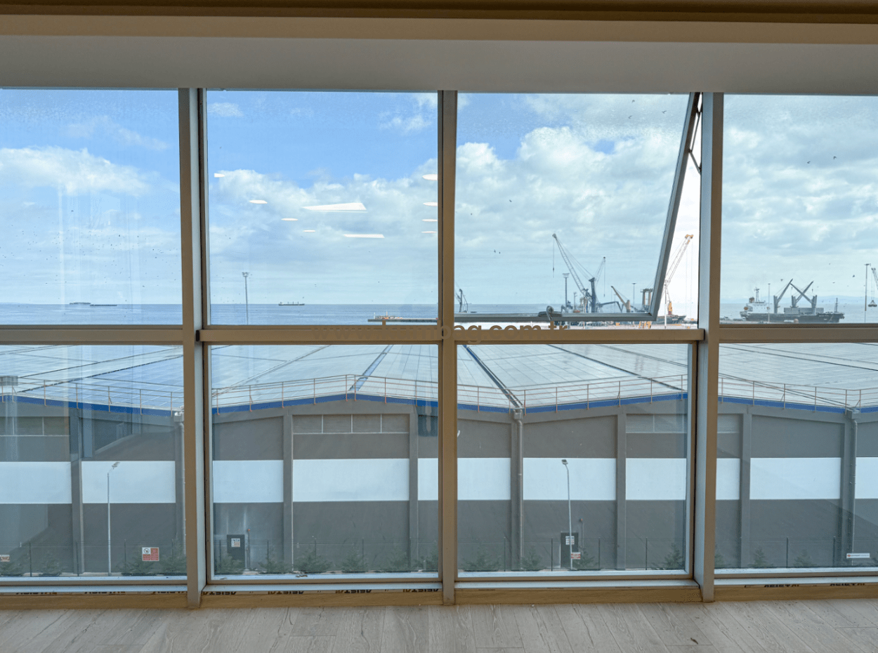 100.Year Sub-Road Street Sea View Complete Rental Plaza