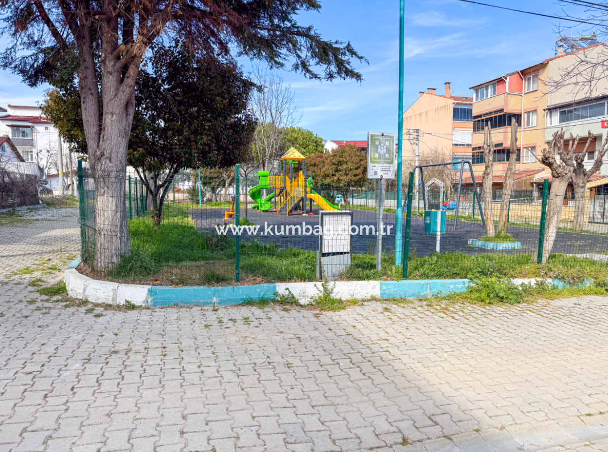 Geräumige 2 Und Eine Wohnwohnung Steht Zum Verkauf In Einem Wohngebäude In Der Kumbağ Marktstrasse