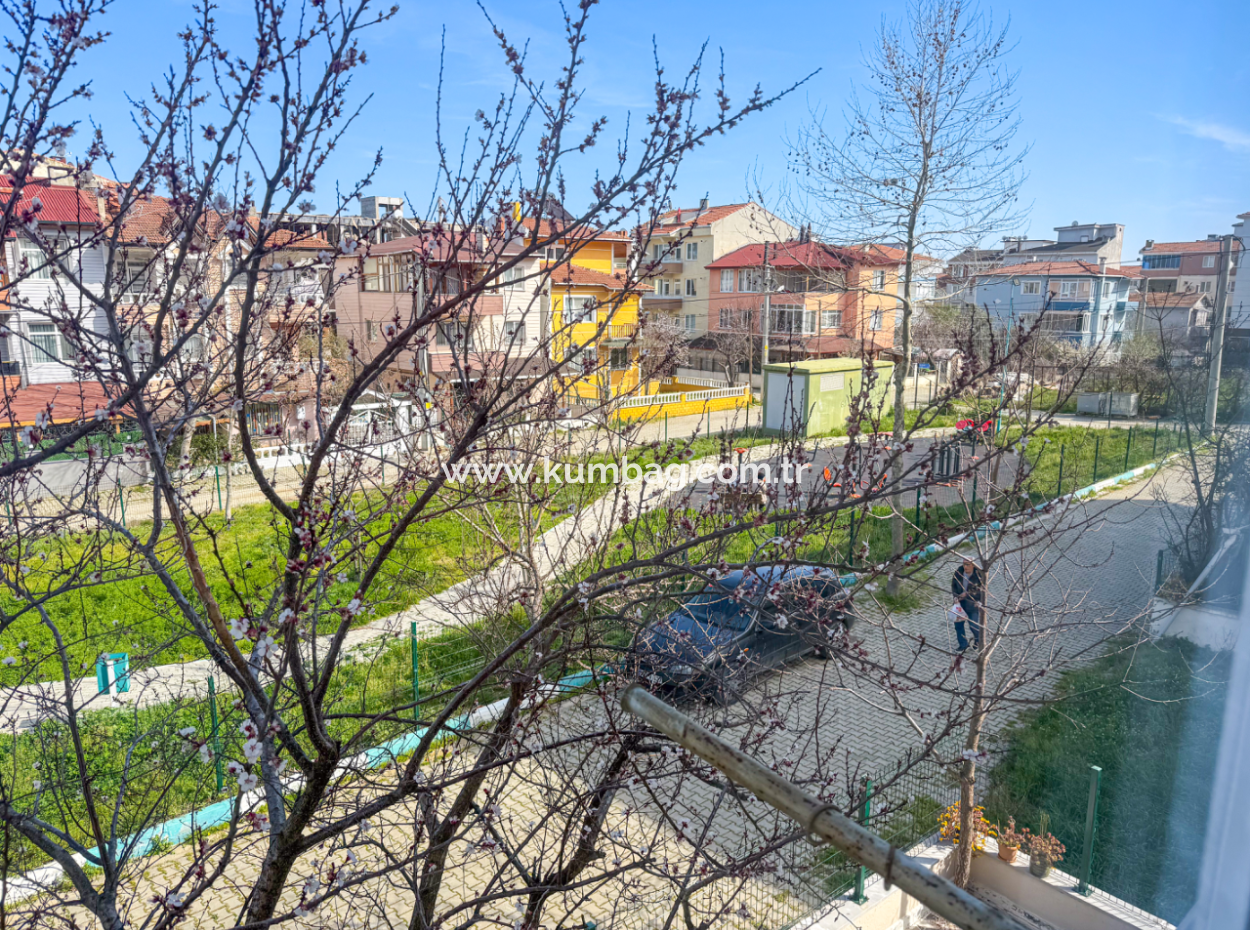 Geräumige 2 Und Eine Wohnwohnung Steht Zum Verkauf In Einem Wohngebäude In Der Kumbağ Marktstrasse
